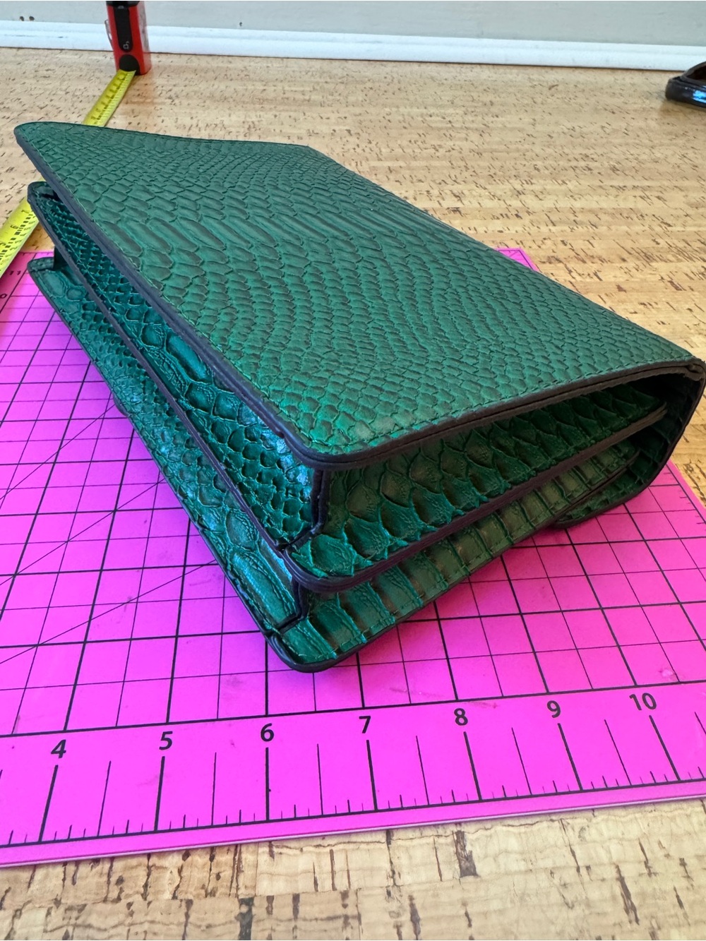 Green Snake-Embossed Chain Shoulder Bag - Picture 4 of 9